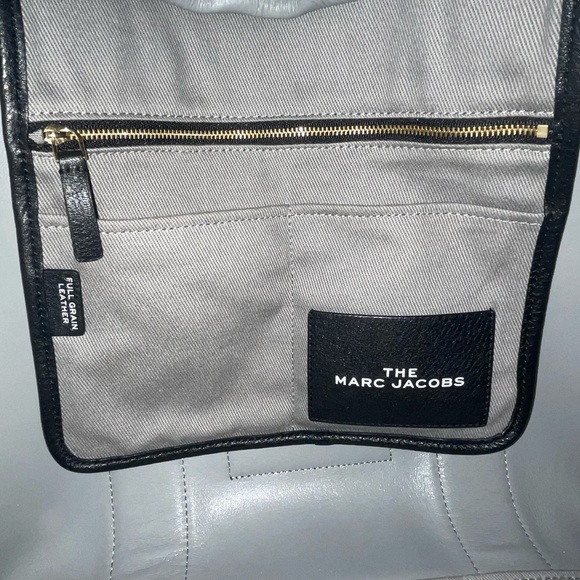 Marc Jacobs Black Tote Bag with Minimalist Design - Picture 6 of 14